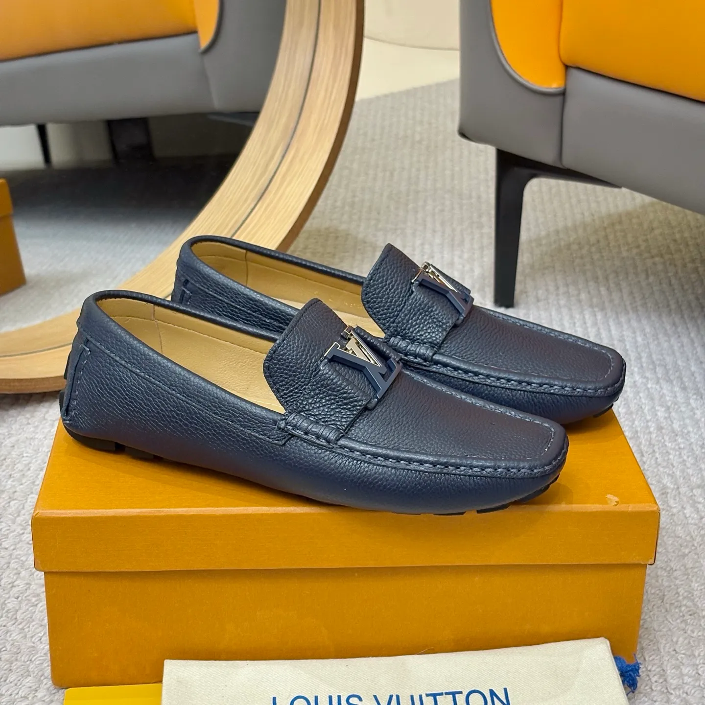 Men's men's shoes 💰420 (Yangli) LV 2⃣️0⃣️2⃣️5️⃣Spring and summer counter GLORIA series models ✈️Original factory special leather production, original last type. A classic driving slip-on casual shoe that shows an elegant style with exquisite craftsmanship details such as Monogram embossing all over the upper🌀Italian imported calfskin fabric Sheepskin foot pads➕Inside～Private mold replica sole Unique style Comfortable driving slip-on Size: 4-12 (38-46) Comes with [Counter packaging: original box, wrapping paper, card, instruction manual, shoehorn, cloth bag] No pressure to enter and leave the counter!